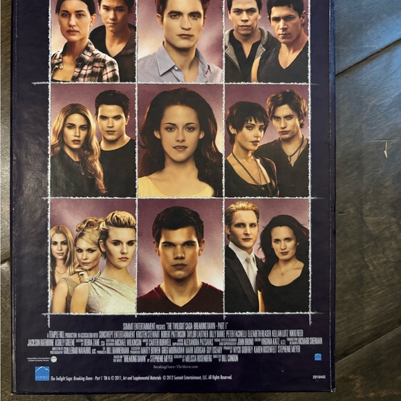 Limited Edition Twilight Saga Breaking Dawn Part 1 DVD w/ Authentic Prop Flower - Picture 7 of 9